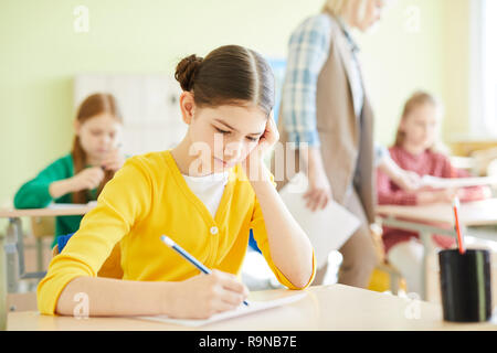 Perplesso schoolgirl passaggio importante test Foto Stock