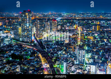 Asia Business concept per immobili e costruzioni aziendali - Panoramica città Urban Skyline antenna Vista notturna sotto il neon di notte nel quartiere Koto, t Foto Stock