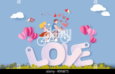 Valentines Day card con coppia di equitazione biciclette tandem a grandi lettere di amore con aria palloncini sul cielo blu sullo sfondo. Carta vettoriale arte illustrazione. Carta tagliata e stile di artigianato. Illustrazione Vettoriale