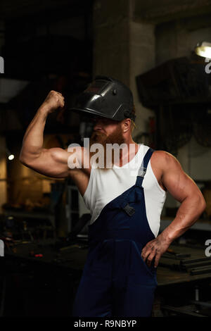 Saldatore atletico flessione bicipite Foto Stock