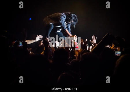 Pop male vivere a Manchester Academy Foto Stock