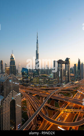 Skyline di Dubai Sheikh Zayed Road e Burj Khalifa grattacielo al crepuscolo in Dubai Emirati Arabi Uniti Foto Stock