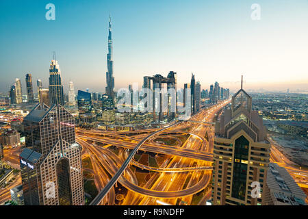 Skyline di Dubai Sheikh Zayed Road e Burj Khalifa grattacielo al crepuscolo in Dubai Emirati Arabi Uniti Foto Stock