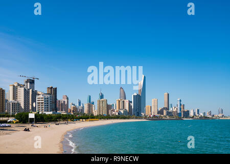 Giorno skyline del centro di Kuwait City in Kuwait, Medio Oriente Foto Stock