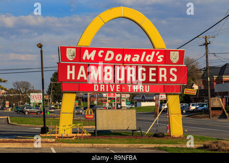 Lancaster, PA, Stati Uniti d'America - 25 Marzo 2016: un inizio di McDonald's sign dagli anni sessanta, la grande Golden Arches risale ai primi giorni di hamburger resta Foto Stock
