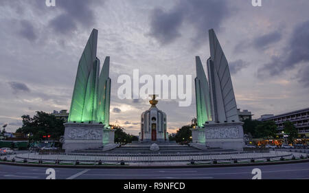 Bangkok, Tailandia - 16 set 2018. La democrazia un monumento a Bangkok, in Thailandia. Bangkok ha celebrato la sua monarchia di cambio con un omaggio militaresco per la demo Foto Stock