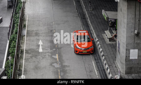 Bangkok, Tailandia - 16 set 2018. Un taxi rosso sulla strada a Bangkok, in Thailandia. Tutti i taxi di Bangkok sono tenuti a utilizzare i loro metri, che iniziano a 35B Foto Stock