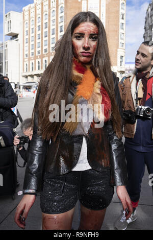 I membri del collettivo "La sofferenza passerella prendere parte in una performance di protesta contro l'industria conciaria a Madrid, Spagna. Dotato di: atmosfera dove: Madrid La Comunità di Madrid, Spagna Quando: 25 Nov 2018 Credit: Oscar Gonzalez/WENN.com Foto Stock