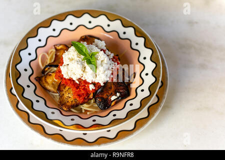 Spaghetti alla norma pasta italiana con le melanzane e pomodoro e formaggio. Foto Stock