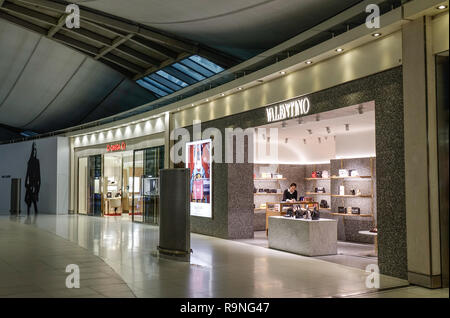 Bangkok, Tailandia - 16 set 2018. Negozi di Moda in departues area dell aeroporto Suvarnabhumi di Bangkok, Tailandia. Foto Stock