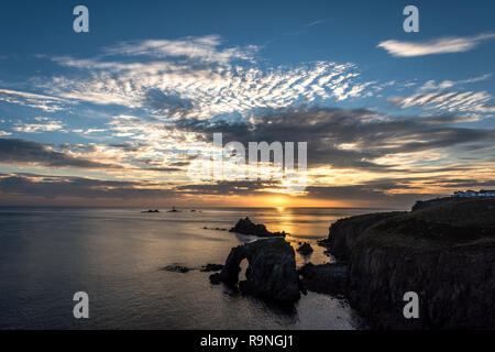 Bella nuvole al tramonto a Lands End Cornwall Regno Unito Europa Foto Stock