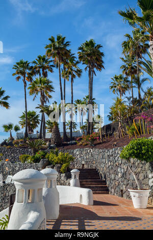 COSTA ADEJE, TENERIFE - APRILE 8,2014: bel lungomare vicino a Hotel Jardin Tropical in Costa Adeje a Tenerife, Isole Canarie, Spagna. Promenade - pop Foto Stock