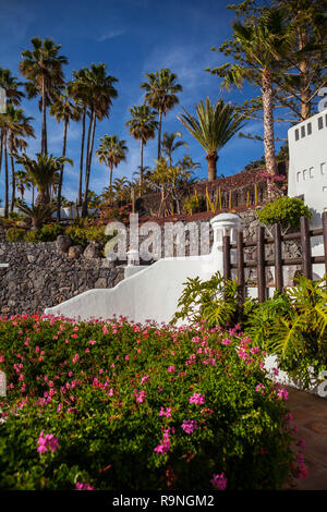 COSTA ADEJE, TENERIFE - APRILE 8,2014: Bellissimo Hotel Jardin Tropical in Costa Adeje Tenerife, vicino al lungomare. Foto Stock