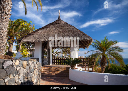 COSTA ADEJE, TENERIFE - APRILE 8,2014: Bellissimo Hotel Jardin Tropical in Costa Adeje Tenerife, vicino al lungomare. Foto Stock