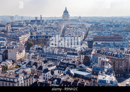 Antenna di ampio panorama urbano di Parigi che mostra lo stile gotico della architettura postmoderna. Un sacco di accenti blu nella foto con una bella esposizione. Foto Stock