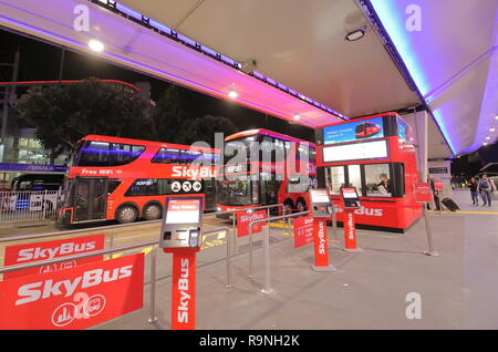 Skybus autobus navetta aeroportuale all'Aeroporto Internazionale di Melbourne a Melbourne in Australia. Foto Stock