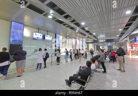 La gente in attesa all'Aeroporto Internazionale di Melbourne arrivi a Melbourne in Australia. Foto Stock