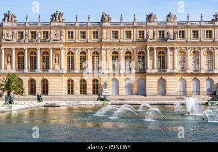 Palazzo di Versailles a metà autunno. Edificio colorato con un sacco di colori caldi. Angolo stretto shot Foto Stock