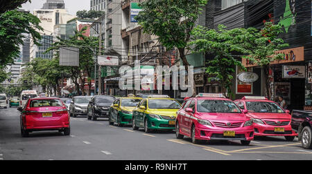 Bangkok, Tailandia - 16 set 2018. Taxi sulla strada di Bangkok, Tailandia. Bangkok piloti hanno trascorso 64 ore nel traffico lo scorso anno per diventare xii la maggior parte c Foto Stock