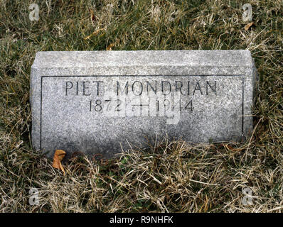 New York, STATI UNITI D'AMERICA-Novembre 13, 2016:La tomba del famoso pittore Olandese Piet Mondrian a Cypress Hills cimitero; New York, Stati Uniti d'America Foto Stock