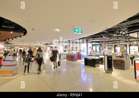 La gente acquista presso negozi tax free all'Aeroporto Internazionale di Melbourne a Melbourne in Australia. Foto Stock