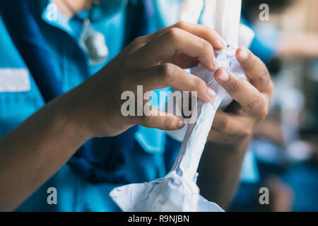 Gli studenti imparano a fare la carta mache arte come una giraffa nella scuola. Foto Stock