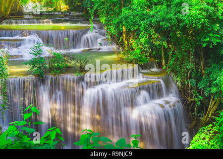 Le bellezze naturali di Huay Mae Khamin cascata, la Provincia di Kanchanaburi, Thailandia Foto Stock