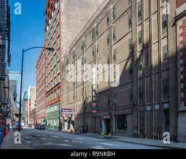 Scena di strada nella stampante del quartiere di Riga Foto Stock