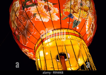 Luci di drago di Albuquerque, Palazzo lanterne di seta un cinese tradizionale arte festeggia il nuovo anno cinese. Realizzato a mano da artigiani di Zigong, Cina Foto Stock
