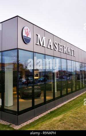 Praga, Repubblica Ceca - 23 dicembre 2018: Maserati lusso italiano il costruttore di auto logo aziendale nella parte anteriore della concessionaria edificio sul dicembre 23, 2018 Foto Stock