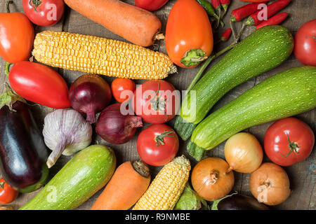Concetto di cibo. Piatto di laici diversi ortaggi e frutta. Foto Stock