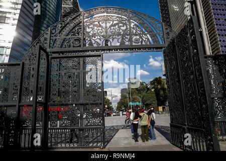 Chapultepec forest griglie e la riforma degli edifici. Parco Urbano nella città del Messico. (Foto: Luis Gutierrez / NortePhoto.com) Chapultepec Foto Stock