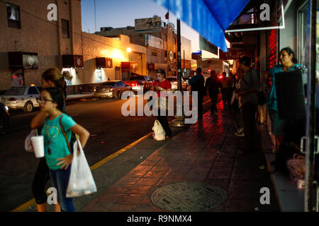 La gente in attesa per il trasporto urbano. personas esperan al trasporte urbano Vida cotidiana en el centro historico de Hermosillo, Sonora, Messico. La vita quotidiana Foto Stock
