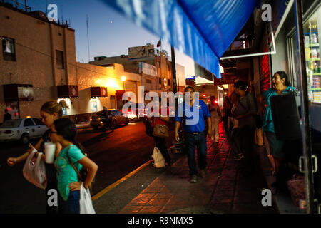 La gente in attesa per il trasporto urbano. personas esperan al trasporte urbano Vida cotidiana en el centro historico de Hermosillo, Sonora, Messico. La vita quotidiana Foto Stock