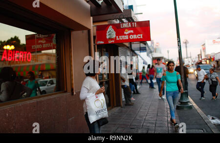 Luis Orci, linea 11, segno luminoso con la parola aperto. Luis Orci, Linea 11, letreo luminioso con la paraba Abierto. Vida cotidiana en el centro histor Foto Stock