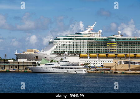 FORT LAUDERDALE, FLORIDA: Dicembre 14, 2015: Royal Caribbean operano oltre 25 navi e vele in tutto il mondo. Essi proprio Celebrity Cruise Lines Foto Stock