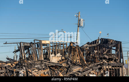 Bruciata resti di un edificio distrutto da un incendio Foto Stock