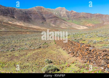 Escursionismo sulla Penisola di Jandia, Fuerteventura, Isole Canarie, Spagna. Le montagne in questa zona (Jandia massiccio) diviso da profonde valli (barrancos). Fuerteve Foto Stock