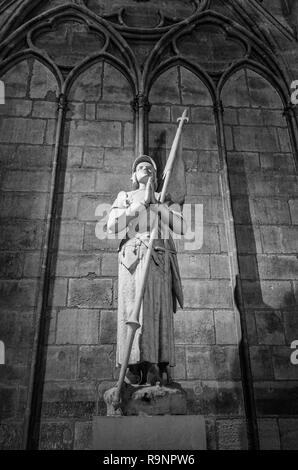 Statua di Giovanna d'arco all'interno di Notre Dame di Parigi Foto Stock