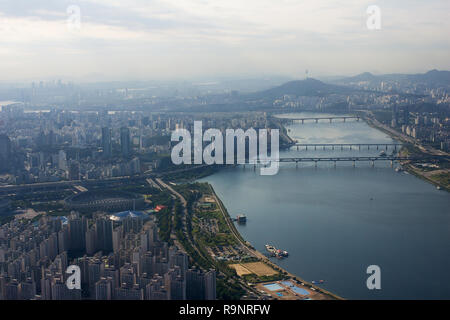 Paesaggi pittoreschi del centro cittadino di Seoul. Edifici, Fiume Han, Ponti Foto Stock