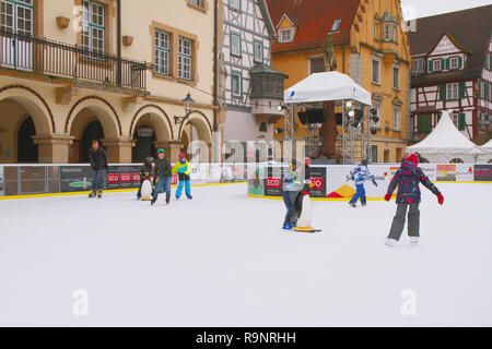 Per Sigmaringen, Baden-Württemberg, Germania - Jan 07, 2018: pista di pattinaggio su ghiaccio sulla strada di città medievale Foto Stock