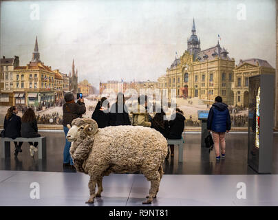 La Piscine (egli piscina) era diventata un museo d'arte nel 2001 .gigantesco dipinto (6x13m) mostra Roubaix municipio inaugurazione (1911) Foto Stock