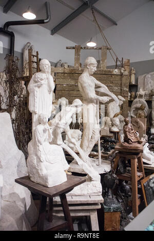 La Piscine (egli piscina) era diventata un museo d'arte nel 2001.L'atelier (laboratorio) di Henri Bouchard (1875-1960), scultore francese Foto Stock