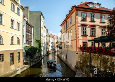 Case colorate e barca su Devil's canale, Quartiere Piccolo, Praga, Repubblica Ceca Foto Stock