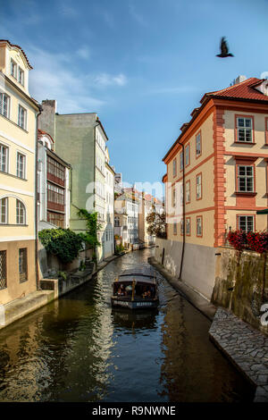 Case colorate e barca su Devil's canale, Quartiere Piccolo, Praga, Repubblica Ceca Foto Stock