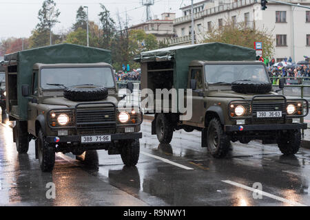Strada Europea, Prague-October 28, 2018: soldati dell esercito ceco di equitazione sono Land Rover Defender 130 sulla parata militare il 28 ottobre 2018 a Praga, Foto Stock