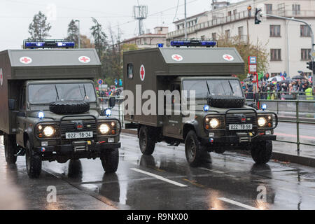 Strada Europea, Prague-October 28, 2018: soldati dell esercito ceco sono riding ambulanza Land Rover Defender 130 sulla parata militare il 28 ottobre 2018 ho Foto Stock
