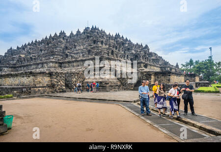 Vista del mandala passo piramide che forma IX secolo tempio Buddhista di Borobudur e Java centrale, Indonesia Foto Stock