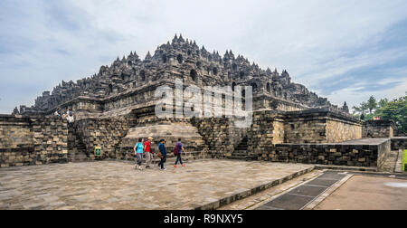 Vista del mandala passo piramide che forma IX secolo tempio Buddhista di Borobudur e Java centrale, Indonesia Foto Stock