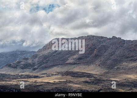 Un paesaggio di montagna nelle montagne Cederberg della provincia del Capo occidentale. La neve e il Wolfberg sono visibili crepe sulle montagne Foto Stock